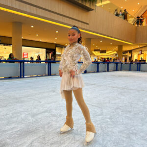 Vikings no Gelo:  maior pista de patinação no gelo já instalada em Curitiba, no Jockey Plaza Shopping, anuncia aulas e shows de patinação