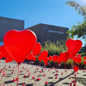 Jardim do Amor colore o Jockey Plaza Shopping com mil corações no Dia dos Namorados