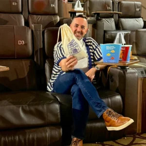 Jockey Plaza Shopping promove a 3ª edição do Cine Craft em comemoração ao Dia Mundial do Crochê Encontro une cinema, criatividade e manualidades na sala VIP da Cinépolis, com participação especial do artesão e criador de conteúdo, Urian Carneiro!