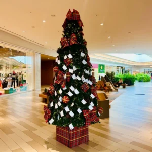 Árvore Solidária do Jockey Plaza Shopping convida clientes a adotarem pedidos de idosos neste Natal Ação é realizada em parceria com a instituição Socorro aos Necessitados, que há 104 anos acolhe pessoas idosas em Curitiba