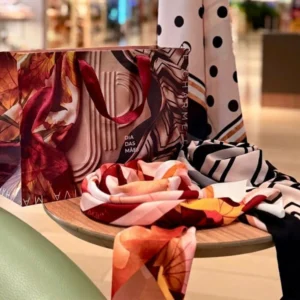 Jockey Plaza lança campanha de Dia das Mães com presente exclusivo da Carmen Steffens Ação “Jockey Plaza Diva” presenteia clientes com lenços de estampas exclusivas a partir de R$800 em compras