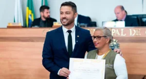 Funcionária do Jockey Plaza Shopping recebe reconhecimento poracolhimento a família atípica