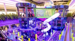 Neon Fun Galaxy retorna ao Jockey Plaza Shopping com temática espacial e estrutura gigante