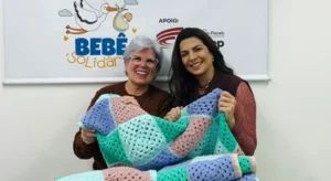 Jockey Cine Craft entrega mantinhas produzidas em ação social ao Instituto Bebê Solidário